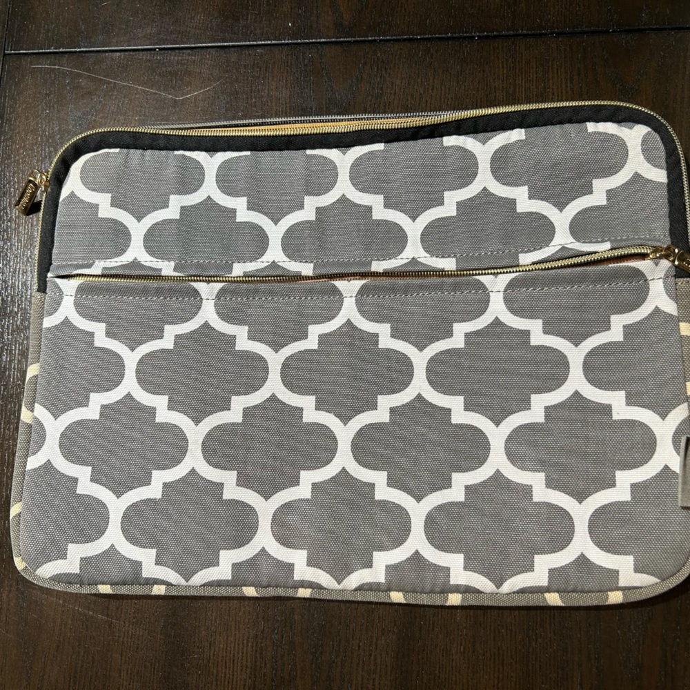 Cool Bell Gray and White Tablet/Laptop Padded Sleeve.